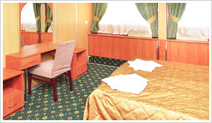 Спальня в каюта люкс теплохода Суворов