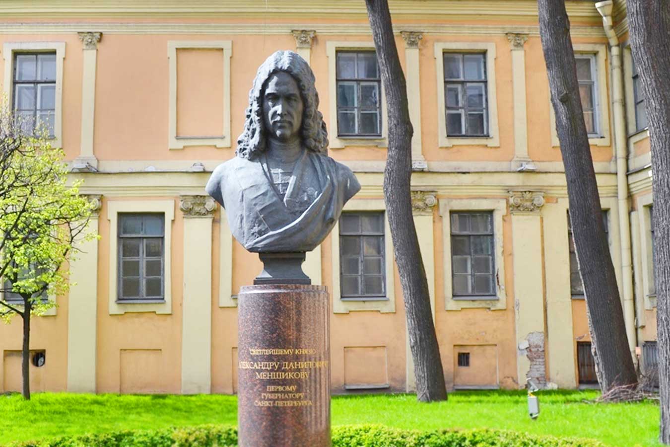 Памятник Меншикову в Петербурге. 