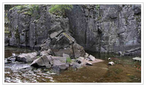 Камни осыпаются в Ладогу