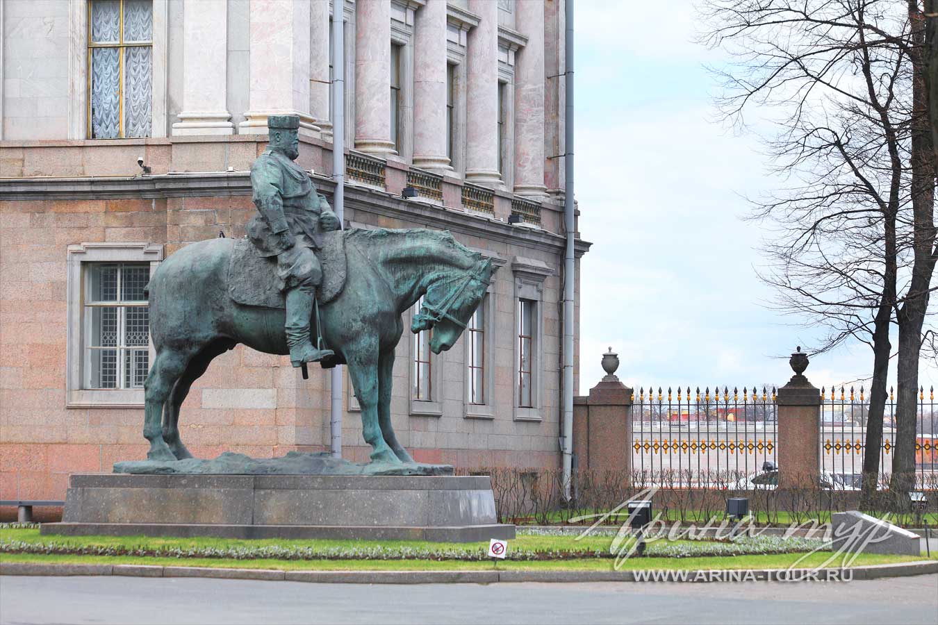 Памятник Александру III в Петербурге